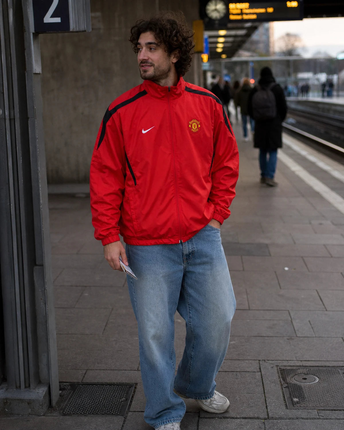 Stylingvisual mit roter Manchester Vintage Trainingsjacke
