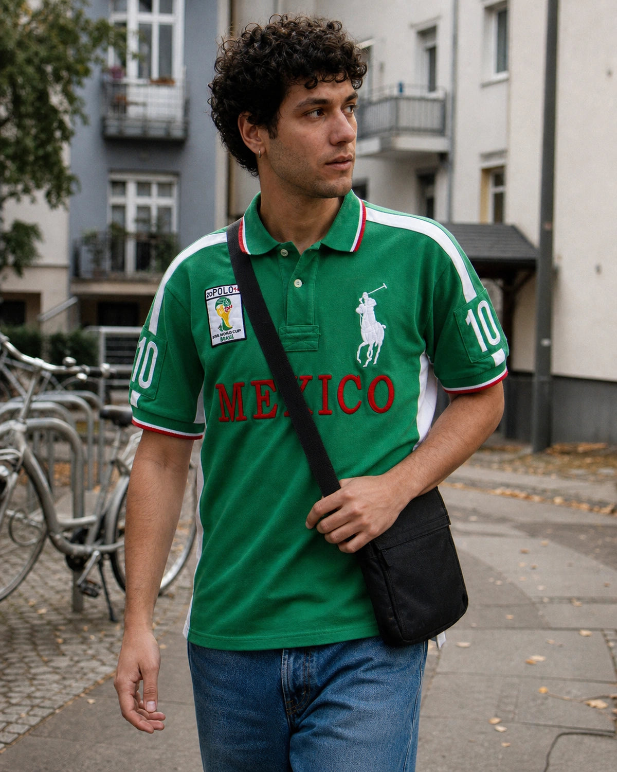 Erwachsener Mann in einem grünen EVORIA Vintage Polo